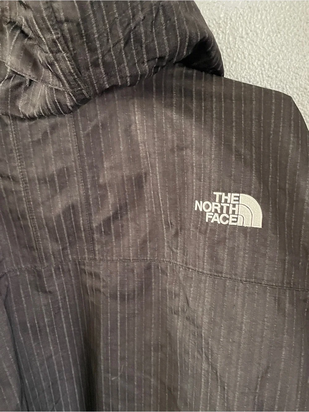 The North Face Black and Grey Pinstripe Insulated Hooded Jacket Men’s Size L